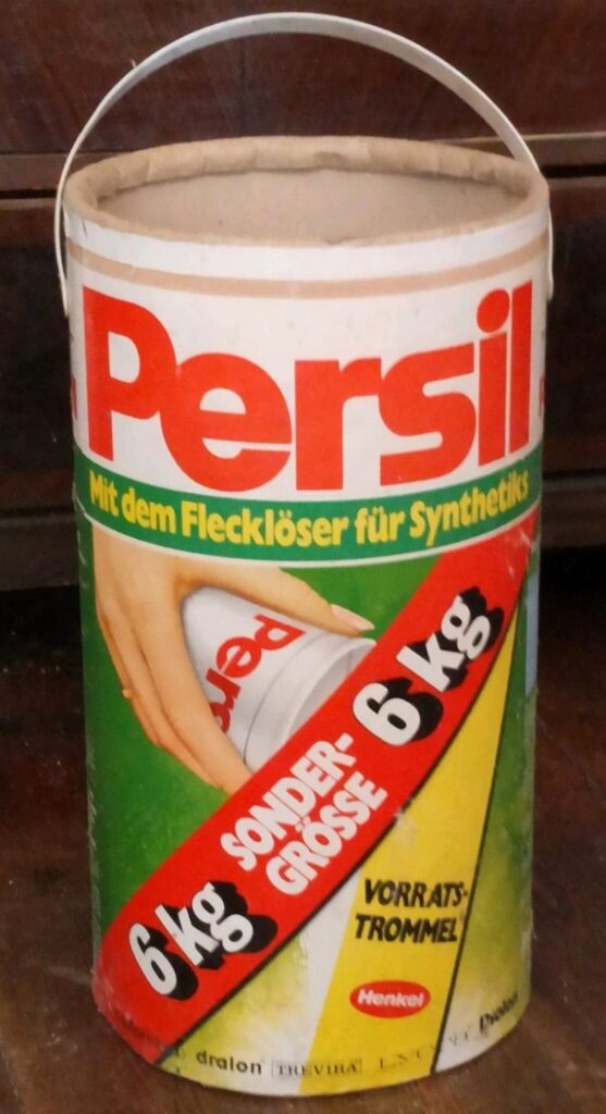 Eine Waschpulver-Trommel von Persil, nach Verbrauch oftmals als Spielzeugeimer benützt.